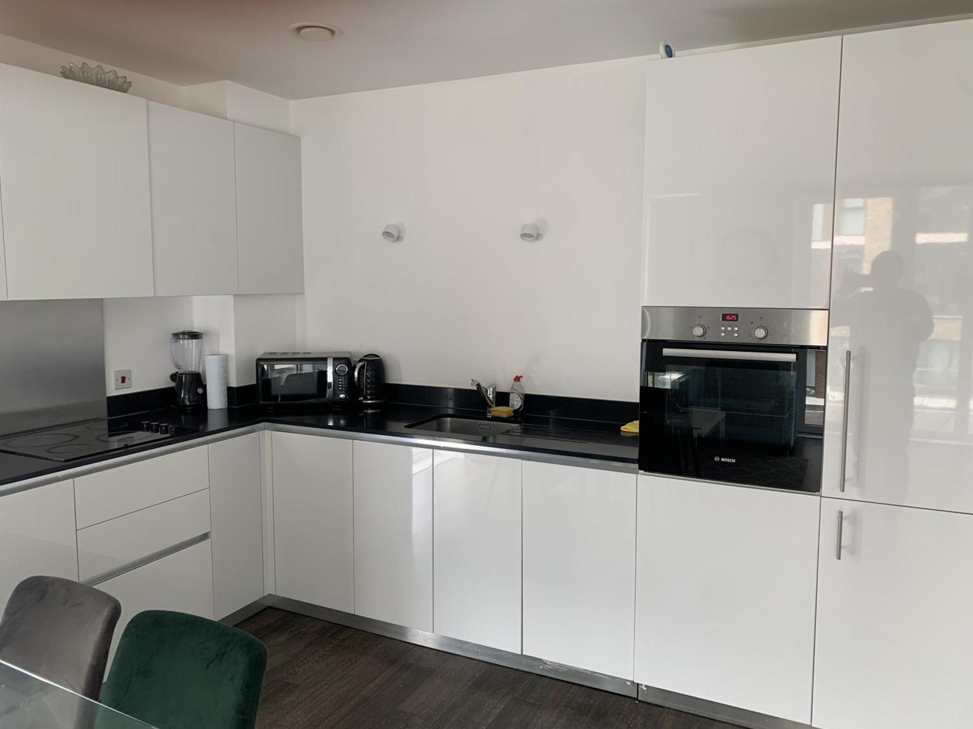 2 Bedroom 2 Bath 1 Ensuite In Roya Asenal Beautiful Views & Parking Londen Buitenkant foto