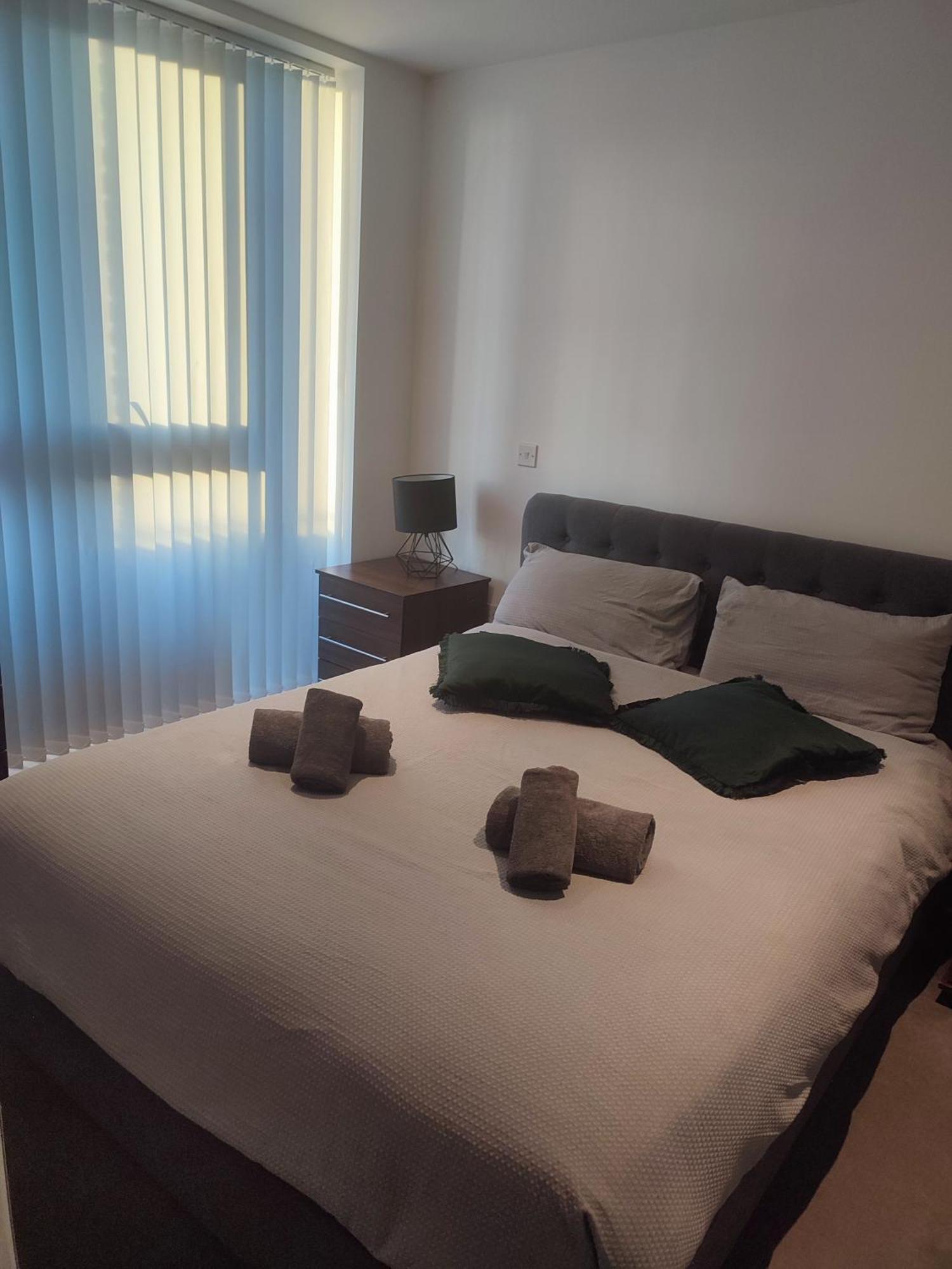 2 Bedroom 2 Bath 1 Ensuite In Roya Asenal Beautiful Views & Parking Londen Buitenkant foto
