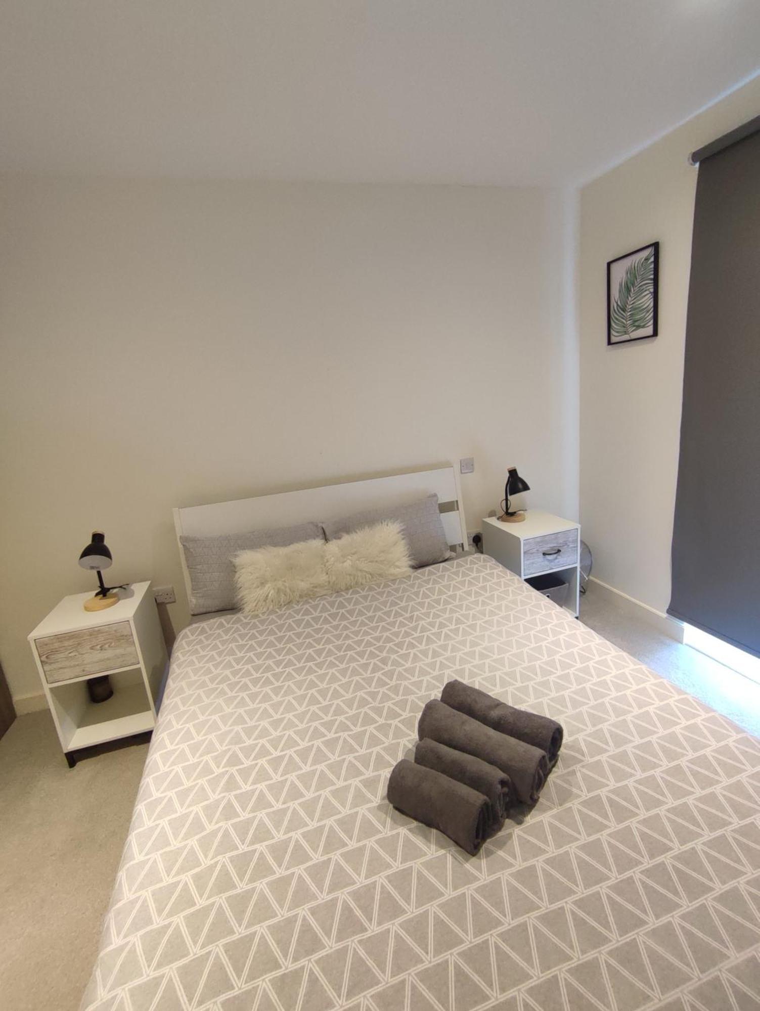 2 Bedroom 2 Bath 1 Ensuite In Roya Asenal Beautiful Views & Parking Londen Buitenkant foto