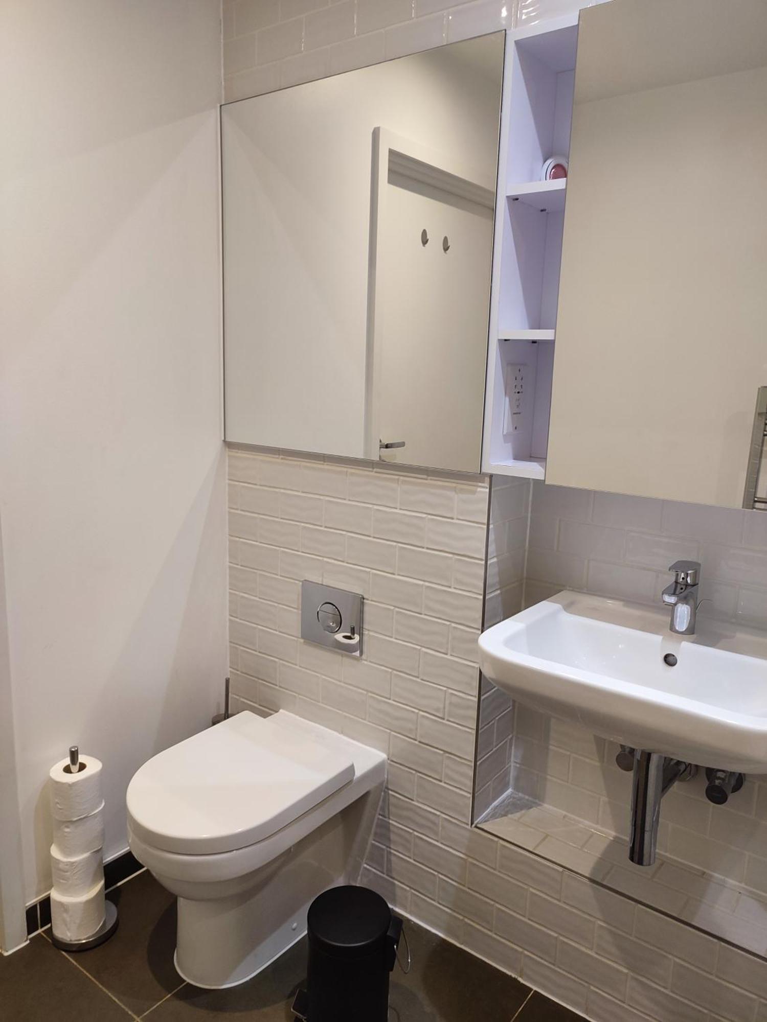 2 Bedroom 2 Bath 1 Ensuite In Roya Asenal Beautiful Views & Parking Londen Buitenkant foto